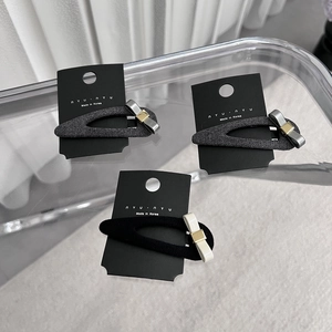 Trois barrettes à cheveux minimalistes de style coréen avec paillettes sur carte noire
