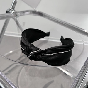 Eleganter schwarzer Satin Haarreif mit Knotendesign und funkelnder Strassstein-Verzierung