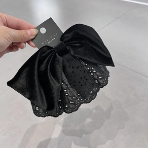 Elegante fermaglio per capelli in velluto nero con fiocco e finiture in pizzo ricamato