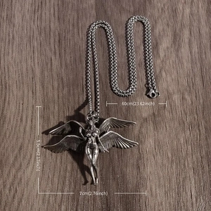 Collana vintage con ciondolo angelo a quattro ali in argento antico su sfondo legno scuro