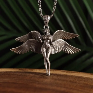 Dettaglio di un ciondolo ad angelo a quattro ali vintage con finitura in argento antico