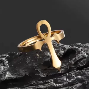 Bague ouverte en acier inoxydable doré avec croix d'Ankh égyptienne sur pierre noire