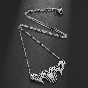 Collier avec pendentif tribal en acier inoxydable argenté sur fond noir texturé