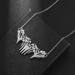 Collier avec pendentif chauve-souris gothique en acier inoxydable sur boîte en cuir