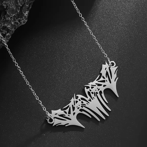 Collier gothique en acier inoxydable argenté avec pendentif abstrait dentelé sur fond noir