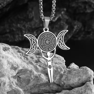 Vue macro du pendentif Triple Lune Roue d'Hécate en acier inoxydable sur pierre grise