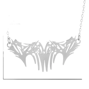Collier gothique en acier inoxydable avec pendentif aile argentée 500mm sur fond blanc