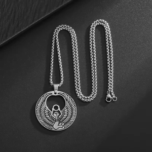 Collier avec pendentif déesse égyptienne Isis en acier inoxydable sur fond texturé noir