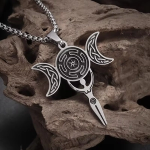 Collier déesse triple lune avec pendentif roue d'Hécate sur fond bois rustique