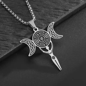 Collier déesse triple lune en acier inoxydable avec pendentif labyrinthe mystique