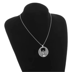 Collier en acier inoxydable avec pendentif déesse égyptienne Isis sur un buste noir