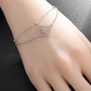 Minimalistisches zweischichtiges Silber-Edelstahl-Perlenarmband mit Blumenanhänger