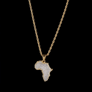 Détail de la chaîne torsadée dorée et pendentif carte d'Afrique avec zircons brillants