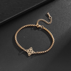 Detail eines goldenen Keltischen Hexenknoten Armbands mit Edelstahl Anhänger und Verschluss