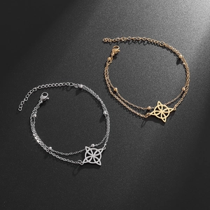 Detailansicht eleganter doppellagiger Perlenketten-Armbänder aus Edelstahl in Gold und Silber