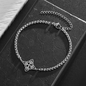 Detailansicht des silbernen Keltenknoten-Anhängers an einem Edelstahl-Armband