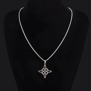 Collar con colgante de nudo de bruja de acero inoxidable con cadena de caja elegante