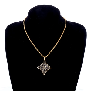 Makroaufnahme von Witch's Knot Anhänger aus goldenem Edelstahl mit schwarzer Gravur