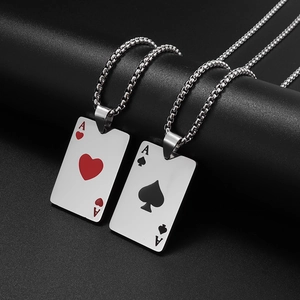 Détail des pendentifs cartes d'As de poker sur des chaînes à billes en acier inoxydable