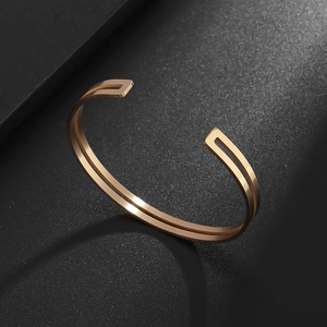 Makroansicht der roségoldenen, hohlen Doppellinien-Armspange mit minimalistischem Design