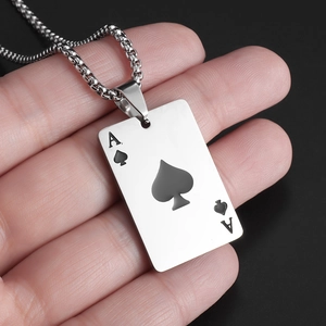 Collier avec pendentif carte de poker As de Pique en acier inoxydable à la main