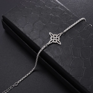 Poliertes Hexenknoten-Armband aus Edelstahl mit venezianischer Kette auf einer Geschenkbox