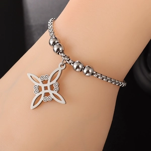 Verstellbares silbernes Edelstahl-Perlenarmband mit einem keltischen Hexenknoten-Anhänger