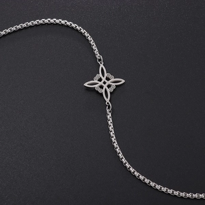 Makroaufnahme von Hexenknoten-Anhänger aus Edelstahl mit feiner Box-Kette in Silber