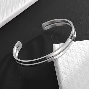 Detailaufnahme des minimalistischen zweilagigen Edelstahlarmbands mit rechteckiger Aussparung