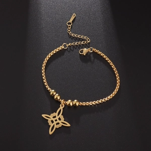 Detailansicht eines goldenen Armbands mit geometrischem Anhänger und kleinen Perlenperlen