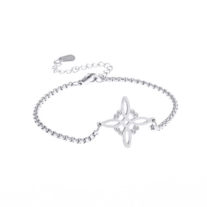 Detailansicht eines silbernen Edelstahl-Armband mit Keltischem Knoten und S925-Anhänger