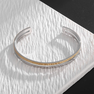 Detailaufnahme eines zweifarbigen minimalistischen hohlen Edelstahl-Armreifs