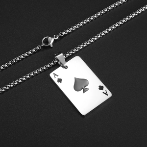 Détail du collier en acier inoxydable avec pendentif carte de poker As de Pique