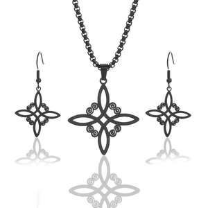 Detalle de collar con nudo de bruja negro mate y pendientes de gancho a juego en set