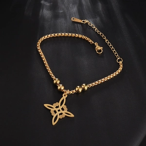 Detailansicht eines goldenen Hexenknoten-Armbands mit Karabinerverschluss und Verlängerung