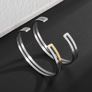 Details von minimalistischen hohlen Edelstahlarmreifen mit gebürsteter Metalltextur
