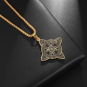 Detailaufnahme des goldenen Keltenknoten-Anhängers mit schwarzer Emaille-Einlage