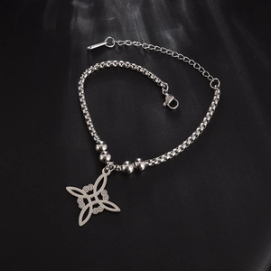 Detail eines silbernen Hexenknoten Armbands aus Edelstahl mit verstellbarer Boxkette