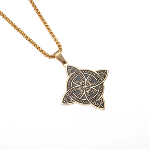 Detailansicht des goldenen Keltenknoten-Sternanhängers mit schwarzem Emaille und quadratischer Kette