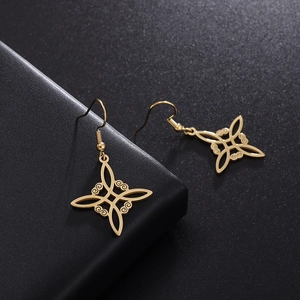 Detailansicht der goldenen Keltischen Knoten Ohrringe mit filigranem Cut-out Design