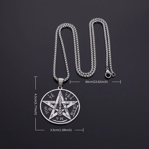 Vue détaillée du pendentif sceau de Salomon argenté avec chaîne de 60 cm sur noir