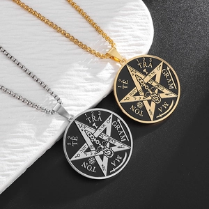 Gros plan de pendentifs sceau de Salomon en or et argent sur une surface en pierre