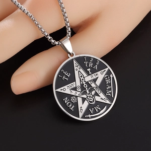 Gros plan sur le collier Sceau de Salomon en acier inoxydable avec gravures