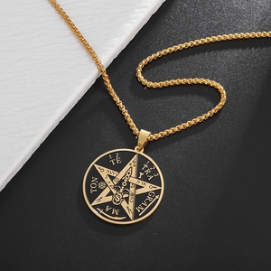 Détail du collier sceau de Salomon doré avec pentagramme en émail noir et gravure