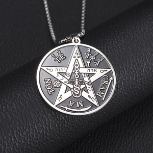 Vue macro du pendentif Sceau de Salomon en acier inoxydable avec gravure Tetragrammaton