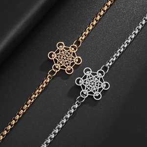 Gold- und silberne Edelstahlketten mit Metatron-Würfel Anhänger auf schwarzem Grund