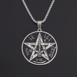 Détail macro du pendentif Tétragrammaton en acier inoxydable avec émail noir incrusté