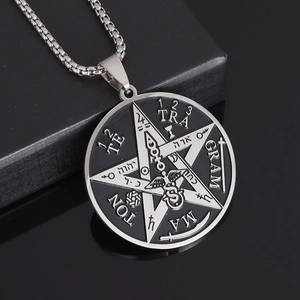 Gros plan du pendentif sceau de Salomon en acier inoxydable avec gravure noire