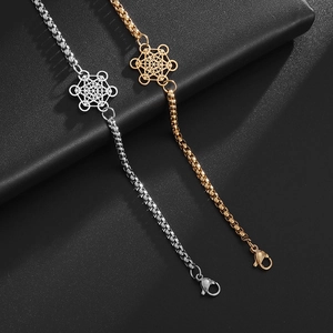 Nahaufnahme von Metatrons Würfel-Armbändern aus Edelstahl in Gold und Silber mit Karabiner