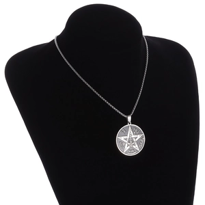 Collier Sceau de Salomon avec pendentif pentagramme en acier sur buste d'exposition